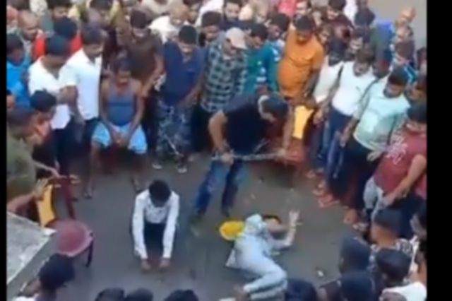 Ινδία: Συγκλονίζει το βίντεο με άγριο ξυλοδαρμό γυναίκας σε δημόσια θέα