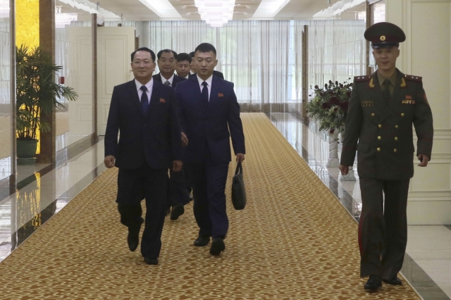 Αντιπροσωπεία στρατιωτικών εκπαιδευτικών της Βόρειας Κορέας, φεύγει από το αεροδρόμιο της Πιονγκγιάνγκ τη Δευτέρα 8 Ιουλίου 2024, καθ' οδόν προς τη Ρωσία.