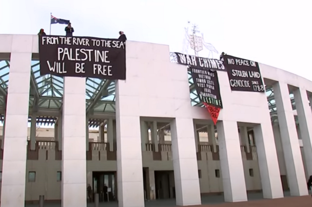 Συνθήματα και πανό υπέρ της Παλαιστίνης στην οροφή του Κοινοβουλίου στην Καμπέρα