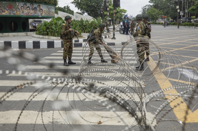 Στρατός στους δρόμους της Ντάκα