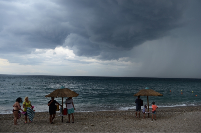 Ισχυρή καταιγίδα σε όλη την Αττική – Πώς θα εξελιχθούν τα φαινόμενα