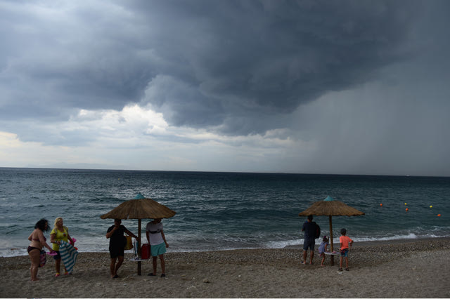 Ισχυρή καταιγίδα σε όλη την Αττική – Πώς θα εξελιχθούν τα φαινόμενα