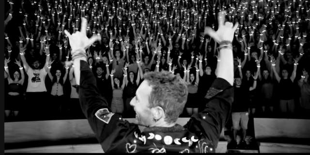 Coldplay: Κυκλοφόρησε το εντυπωσιακό βιντεοκλίπ που γυρίστηκε στο Ηρώδειο