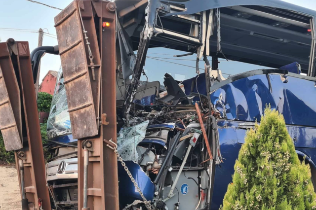 Κέρκυρα: Σοκάρουν οι εικόνες του τουριστικού λεωφορείου που “καρφώθηκε” σε φορτηγό
