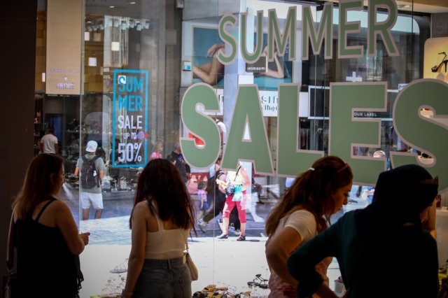 Στιγμιότυπο από εμπορικό κατάστημα στην Αθήνα, Δευτέρα 8 Ιουλίου 2024. Την Δευτέρα 8/7 ξεκίνησαν οι θερινές εκπτώσεις για τα καταστήματα και πρόκειται να ολοκληρωθούν στις 31 Αυγούστου