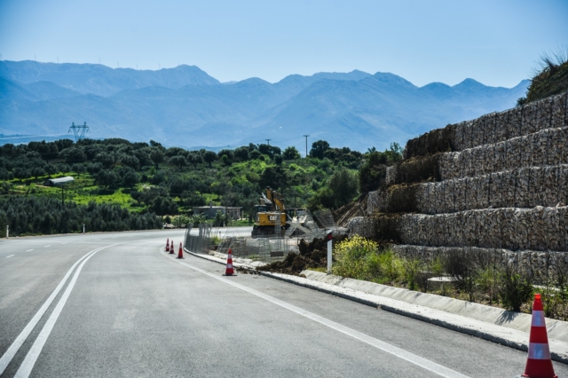 Κομμένη στα δύο η Εθνική Οδός Αθηνών – Λαμίας: Επιχείρηση μεταφόρτωσης του υγραερίου