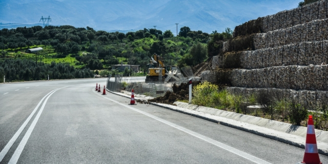 Κομμένη στα δύο η Εθνική Οδός Αθηνών – Λαμίας: Επιχείρηση μεταφόρτωσης του υγραερίου