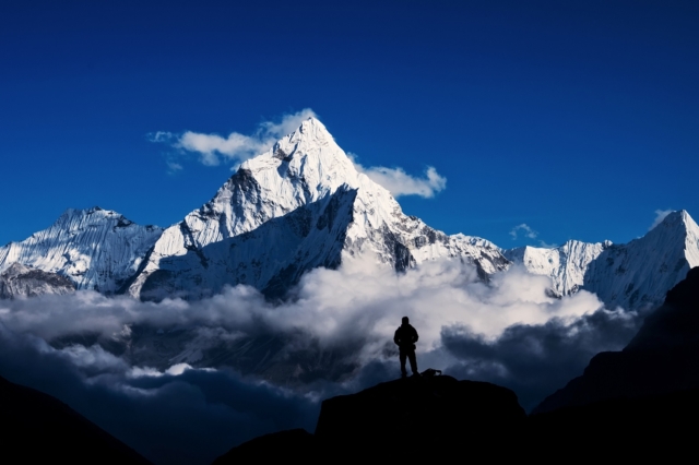 Έβερεστ: Πώς ανασύρθηκαν παγωμένες σοροί ορειβατών από τη “ζώνη του θανάτου”