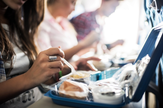Αυτά είναι τα φαγητά και τα ποτά που δεν πρέπει ποτέ να καταναλώνετε όταν ταξιδεύετε με αεροπλάνο