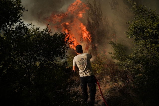 Φωτιές: Ολονύκτια μάχη σε Κω και Χίο – Εκκενώθηκαν σπίτια και ξενοδοχεία, έξι τραυματίες