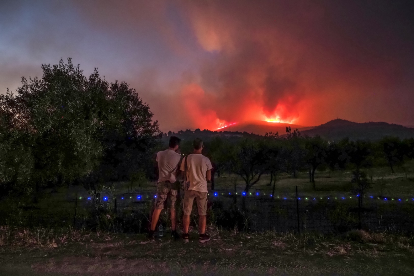 Στο έλεος της φωτιάς ξανά η Εύβοια – Εφιαλτική νύχτα για τους κατοίκους