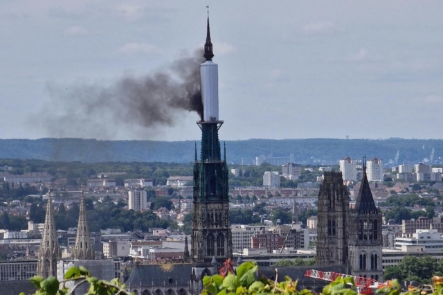 Γαλλία: Φωτιά στον εμβληματικό καθεδρικό ναό της Ρουέν