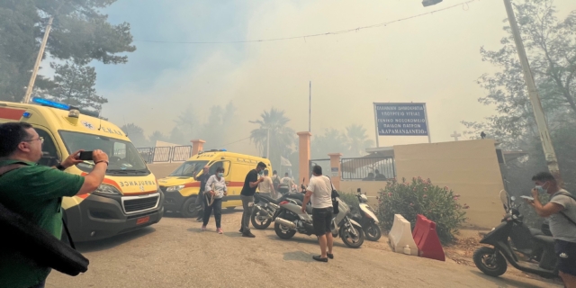 Φωτιά στην Πάτρα: Συγκλονιστικό βίντεο – Ελικόπτερο κάνει ρίψεις πάνω από το Καραμανδάνειο