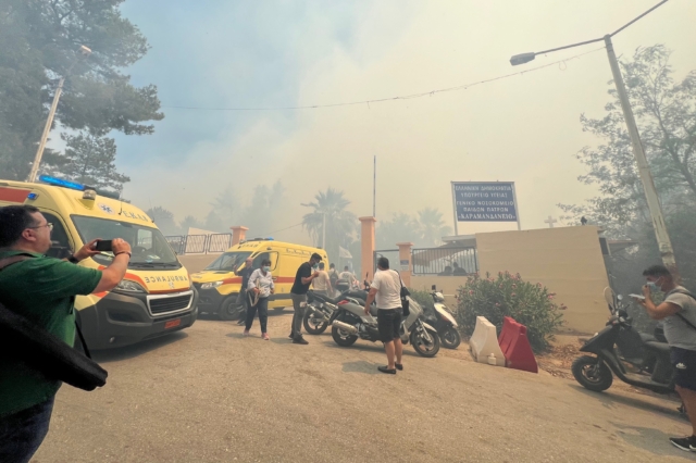 Φωτιά στην Πάτρα: Συγκλονιστικό βίντεο – Ελικόπτερο κάνει ρίψεις πάνω από το Καραμανδάνειο