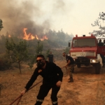 Εκτός ελέγχου τα μέτωπα σε Χίο και Ηράκλειο – Δύο πυροσβέστες τραυματίστηκαν