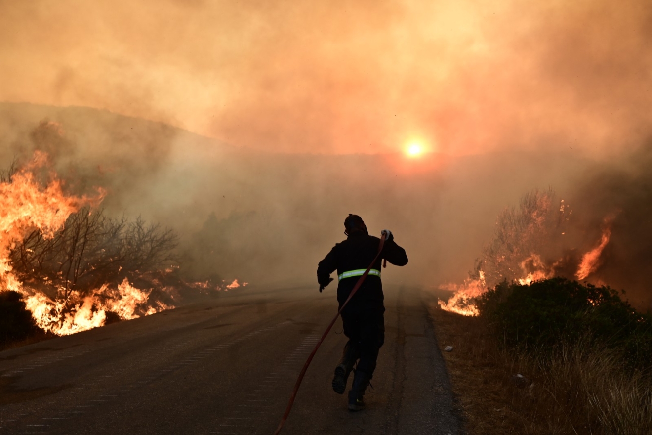 Μαίνεται η μεγάλη φωτιά στην Εύβοια – Νέες εκκενώσεις οικισμών