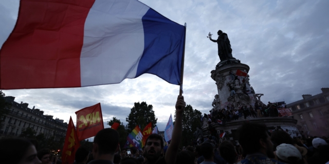 Γαλλία: Τι γράφει ο Τύπος για την έκπληξη της Αριστεράς και το κάζο της Λεπέν – “C’est ouf”
