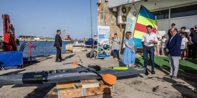 Εναλεία: Έφτιαξε καγιάκ από θαλάσσιο πλαστικό – Προσέφερε το πρώτο στη Σακελλαροπούλου