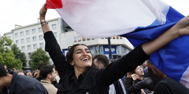 Πανηγυρισμοί στο Παρίσι μετά την εκτίμηση αποτελεσμάτων του β' εκλογικού γύρου