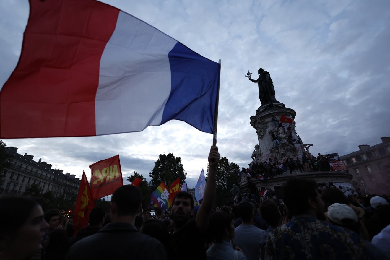 Συγκέντρωση στο Παρίσι μετά την ανακοίνωση της νίκης του Νέου Λαϊκού Μετώπου στις γαλλικές εκλογές