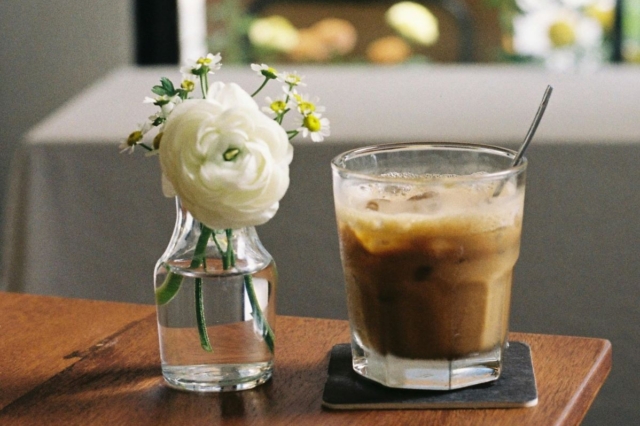 8 τρόποι να γλυκάνεις τον καφέ σου χωρίς να ρίξεις ζάχαρη