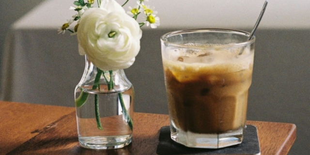 8 τρόποι να γλυκάνεις τον καφέ σου χωρίς να ρίξεις ζάχαρη