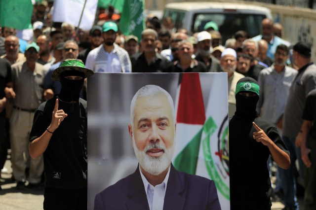 Μέλη της Χαμάς με πορτρέτο του Χανίγια διαμαρτύρονται για την δολοφονία του