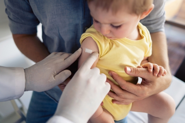 Παιδί κάνει εμβόλιο