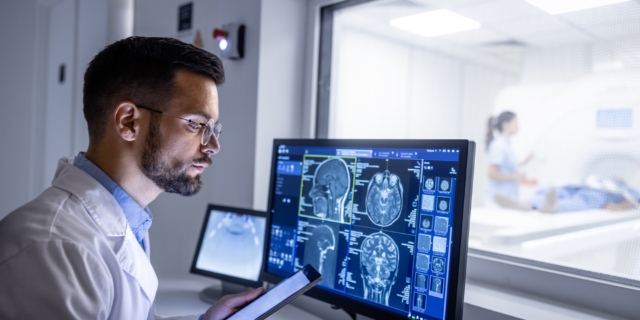 Ακτινολόγος εξετάζει μαγνητική τομογραφία εγκεφάλου