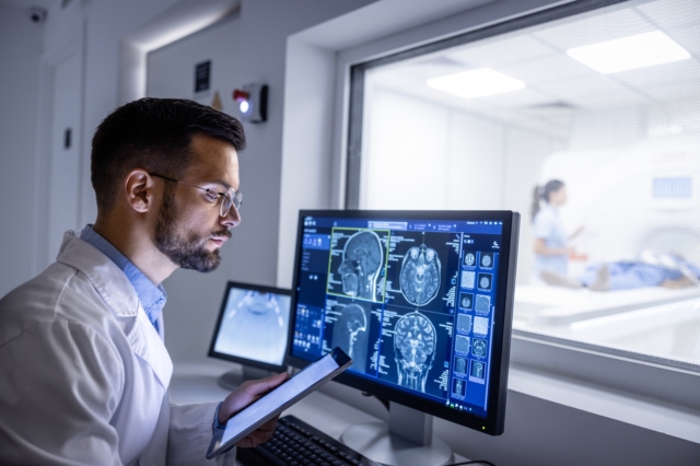 Ακτινολόγος εξετάζει μαγνητική τομογραφία εγκεφάλου