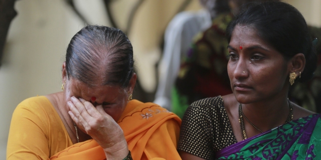 Γυναίκες στην Ινδία θρηνούν, μετά από θανατηφόρο ποδοπάτημα πολιτών (αρχείου)