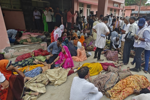 Ινδία: “Ήθελαν να μαζέψουν χώμα που είχε πατήσει ο ιεροκήρυκας” – Σοκάρουν οι μαρτυρίες για το ποδοπάτημα