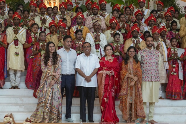 Ο πλουσιότερος άνδρας της Ασίας παντρεύει τον γιο του και άπορα ζευγάρια