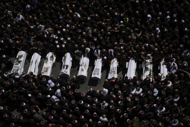 Θρήνος στις κηδείες των θυμάτων της επίθεσης σε γήπεδο στα υψίπεδα του Γκολάν