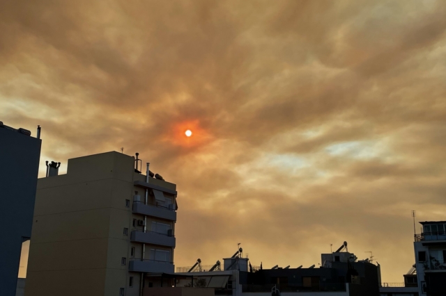 Φωτιά στην Εύβοια: Σκοτείνιασε ο ουρανός της Αττικής