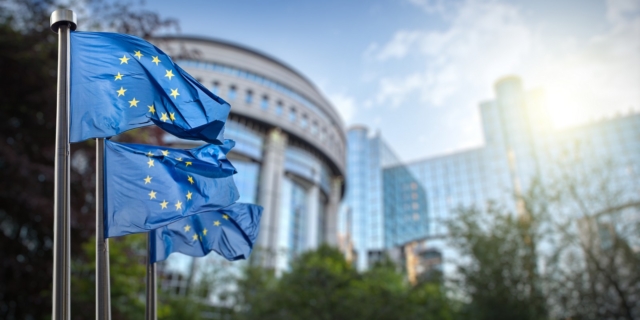 Σημαία της ΕΕ έξω από το Ευρωπαϊκό Κοινοβούλιο