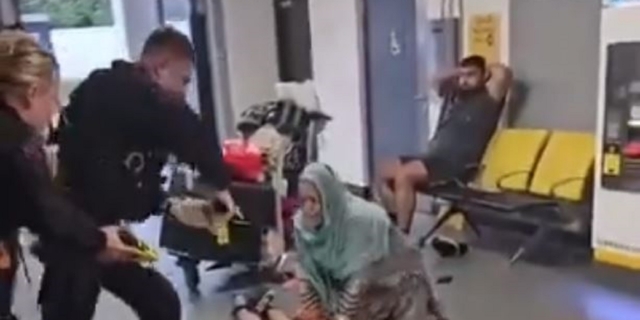 Μάντσεστερ: Σάλος με βίντεο αστυνομικού που κλωτσά και πατά άνδρα στο κεφάλι – Σκληρές εικόνες