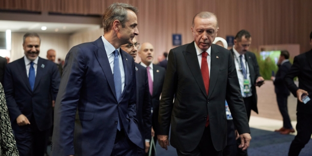 Σε εξέλιξη η συνάντηση Μητσοτάκη – Ερντογάν στο ΝΑΤΟ