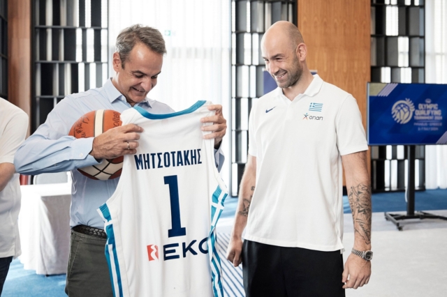 Ο Κ. Μητσοτάκης συνάντησε την Εθνική Μπάσκετ – Τα δώρα των αθλητών