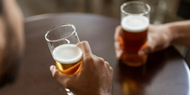 Πρέπει να πίνεις την μπύρα με αφρό ή χωρίς;