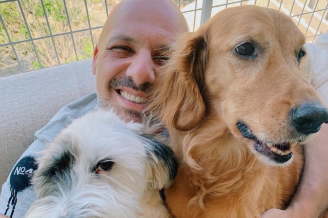 Ο Νίκος Μουτσινάς με τα σκυλιά του Τρίκι και Άντυ