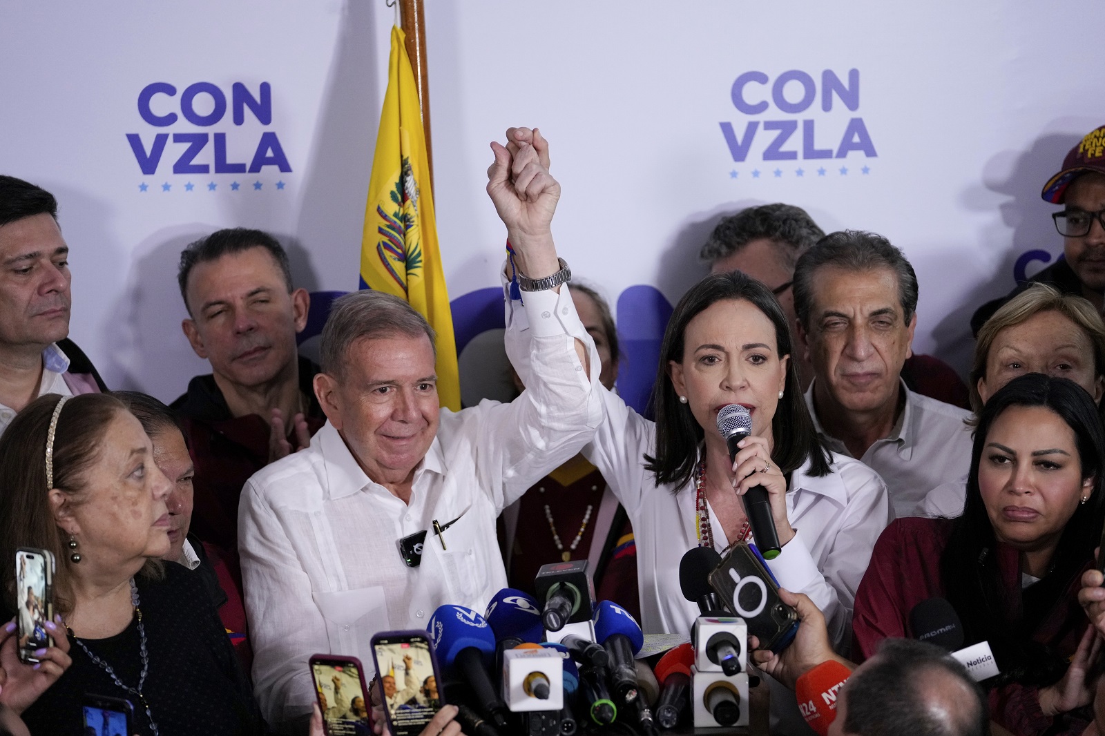 Η επικεφαλής της αντιπολίτευσης, Μαρία Κορίνα Ματσάδο, μαζί με τον υποψήφιο Πρόεδρο, Εδμούνδο Γκονσάλες Ουρούτια, αμφισβητούν το εκλογικό αποτέλεσμα