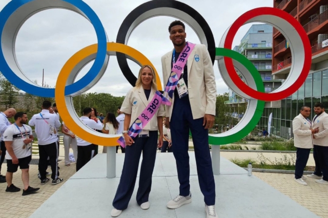 Ολυμπιακοί Αγώνες 2024: Γιάννης Αντετοκούνμπο και Αντιγόνη Ντρισμπιώτη πόζαραν μπροστά στους Ολυμπιακούς Κύκλους πριν την Τελετή Έναρξης