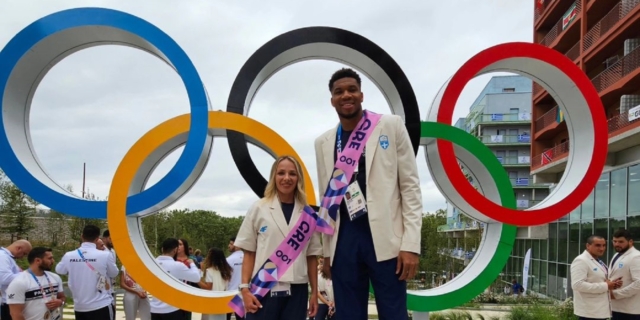 Ολυμπιακοί Αγώνες 2024: Γιάννης Αντετοκούνμπο και Αντιγόνη Ντρισμπιώτη πόζαραν μπροστά στους Ολυμπιακούς Κύκλους πριν την Τελετή Έναρξης