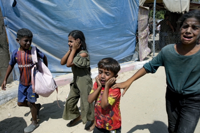 Γάζα: Αδιάκοποι βομβαρδισμοί σε πολλές συνοικίες – 22 νεκροί από την επίθεση σε σχολείο