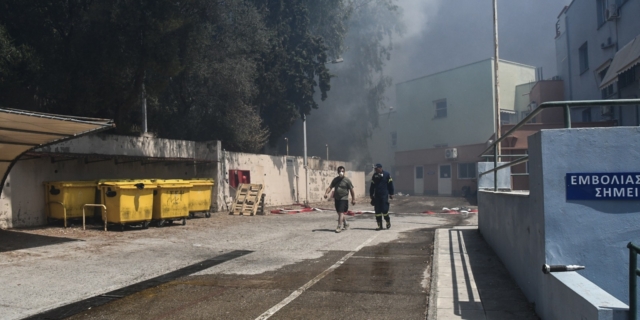 Οι φλόγες έφτασαν στο Καραμανδάνειο Νοσοκομείο