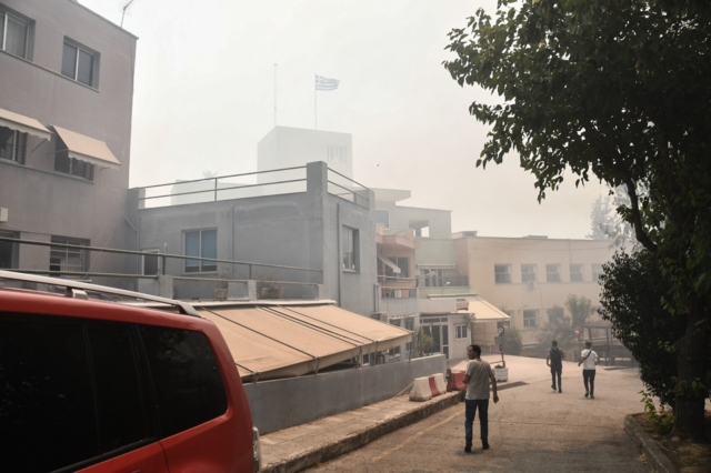 Οι φλόγες έφτασαν στο Καραμανδάνειο Νοσοκομείο