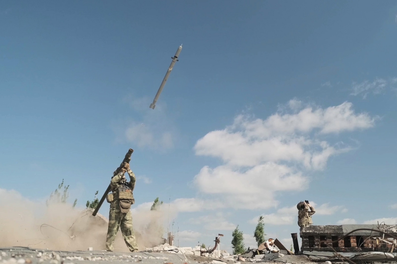 Ρώσοι στρατιώτες εκτοξεύουν πυραύλους προς τα ουκρανικά εδάφη
