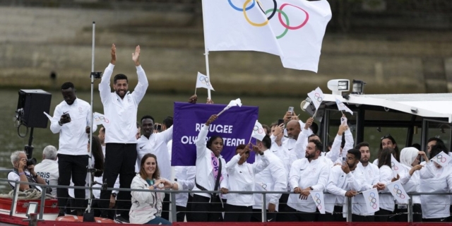 Ολυμπιακοί Αγώνες: Η συγκινητική στιγμή της εισόδου της ομάδας των προσφύγων στην Τελετή Έναρξης