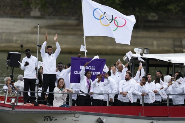 Ολυμπιακοί Αγώνες: Η συγκινητική στιγμή της εισόδου της ομάδας των προσφύγων στην Τελετή Έναρξης